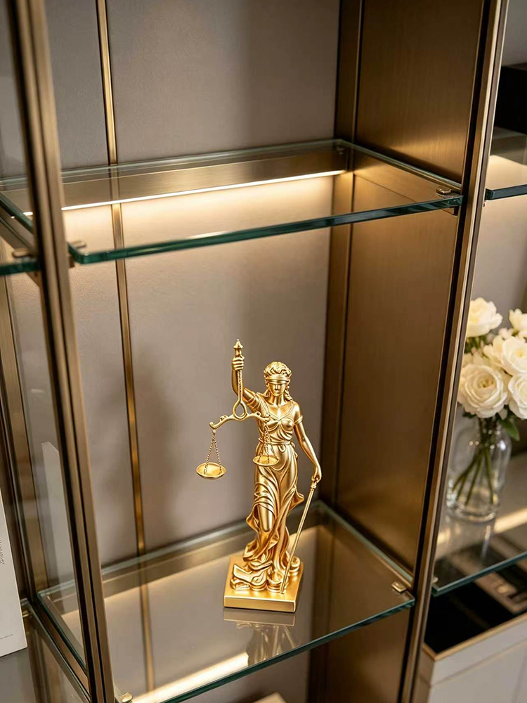 Luxury Golden Statue of Justic - огляд і ціна Resin Art Gift For Anniversary